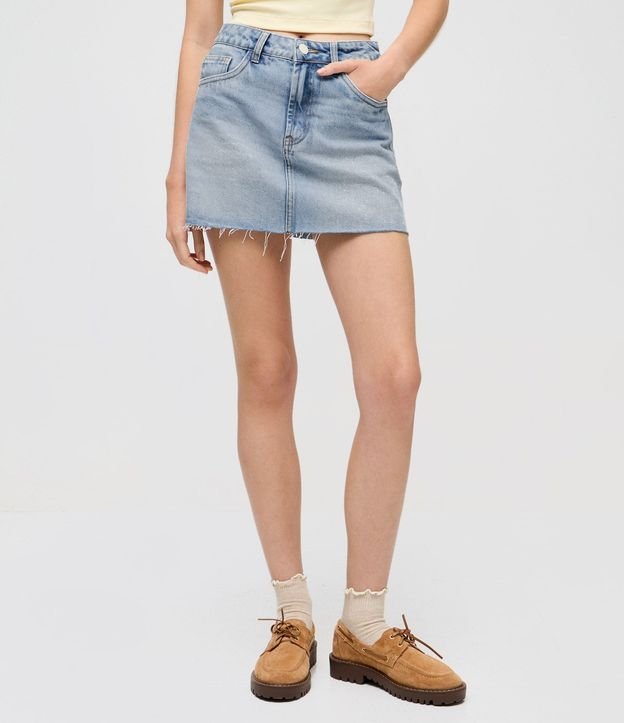 Minifalda en Jeans con Ruedo a hilo y Lavado Claro 3