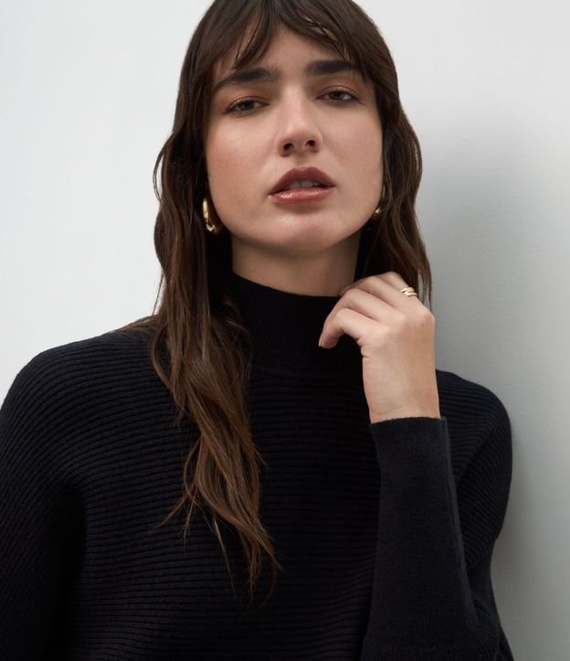 Blusa Regular en Punto con Cuello Alto 3