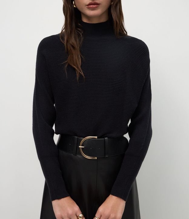 Blusa Regular en Punto con Cuello Alto 4