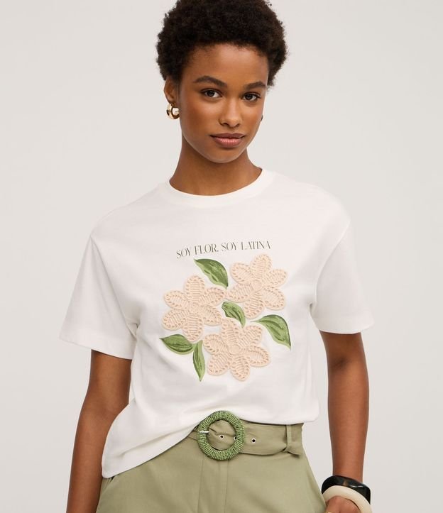 Remera con Estampado Floral y Bordado en las Flores