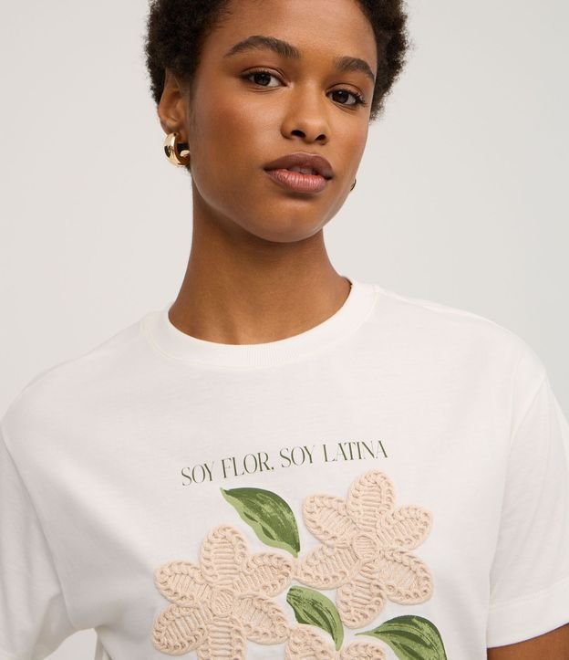 Remera con Estampado Floral y Bordado en las Flores 3