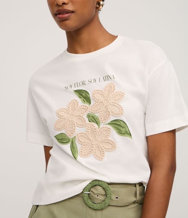 Remera con Estampado Floral y Bordado en las Flores 4