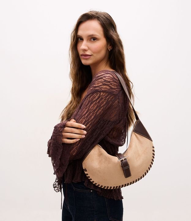 Cartera Baguette Mediana en Gamuza con Metales Light Gold 2