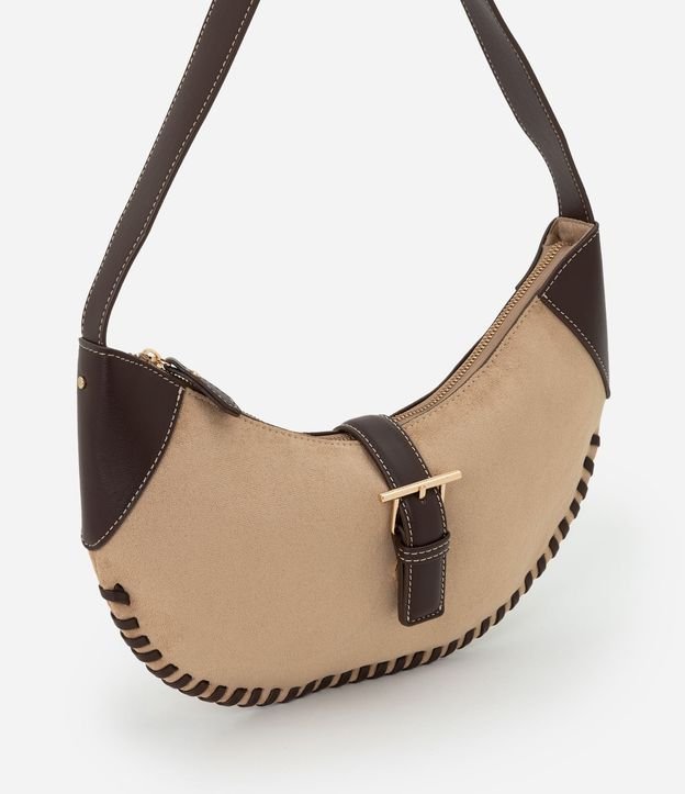 Cartera Baguette Mediana en Gamuza con Metales Light Gold 3