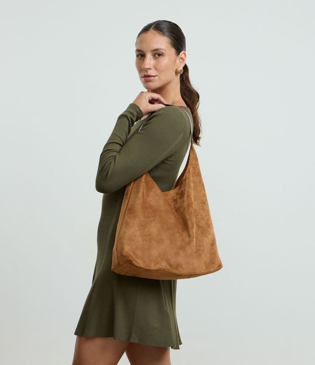 Cartera Hobo Grande en Gamuza con Asa Contrastante