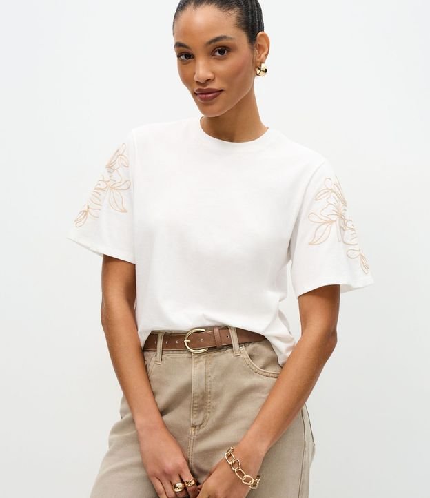 Blusa Slim en Algodón con Bordado Hojas en las Mangas