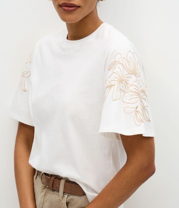 Blusa Slim en Algodón con Bordado Hojas en las Mangas 4