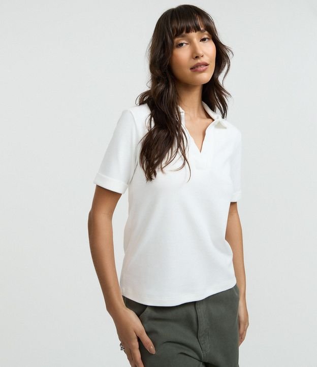 Blusa Polo en Gamuza con Cuello Abierta