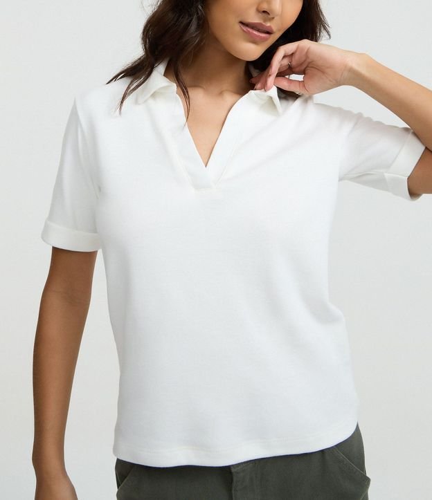 Blusa Polo en Gamuza con Cuello Abierta 3