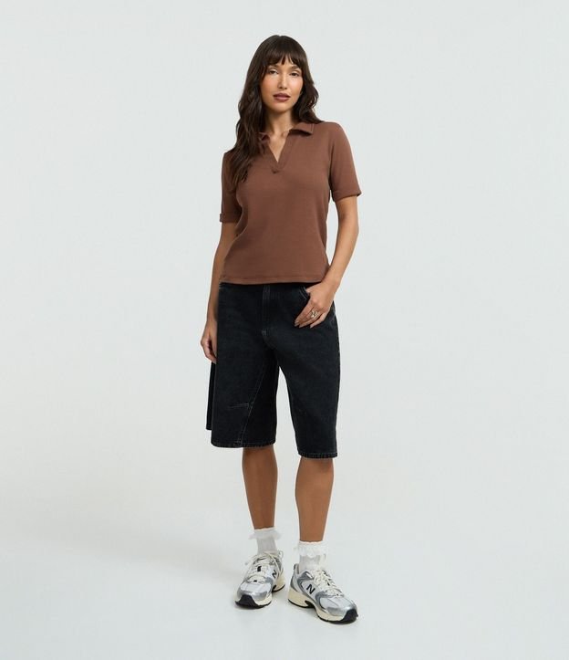 Blusa Polo en Gamuza con Cuello Abierta 2
