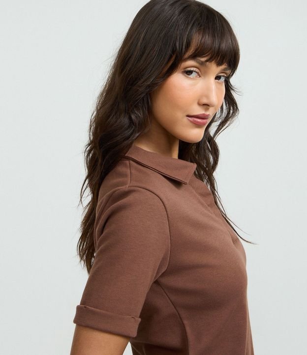 Blusa Polo en Gamuza con Cuello Abierta 3