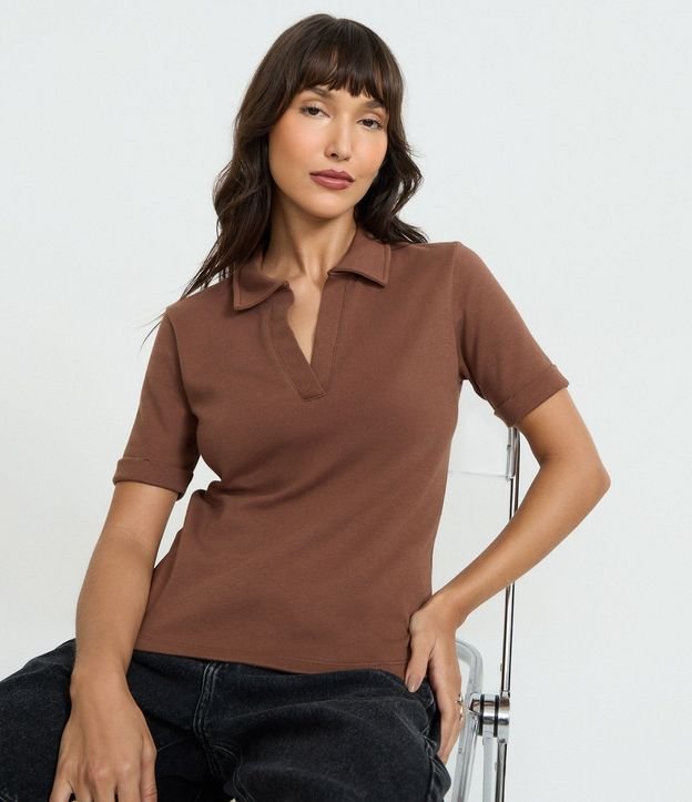 Blusa Polo en Gamuza con Cuello Abierta 4