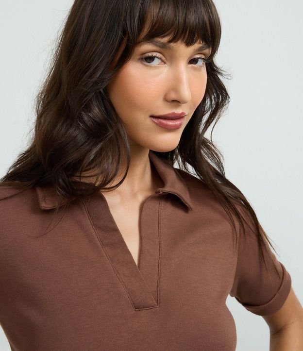 Blusa Polo en Gamuza con Cuello Abierta 5