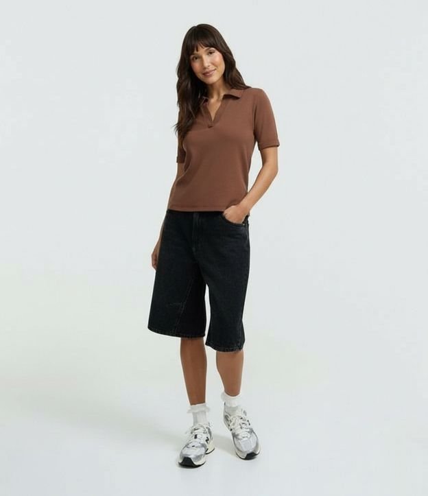 Blusa Polo en Gamuza con Cuello Abierta 6