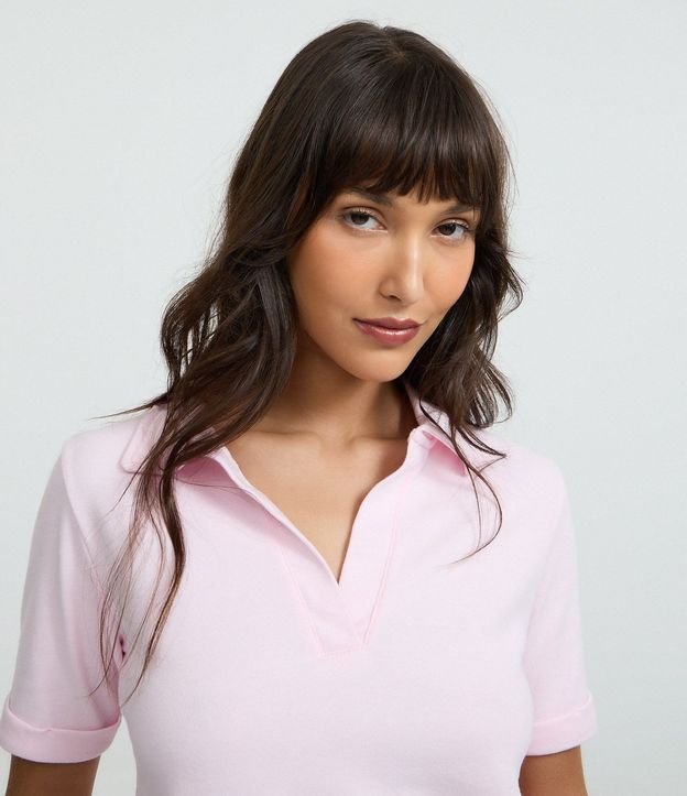 Blusa Polo en Gamuza con Cuello Abierta 3