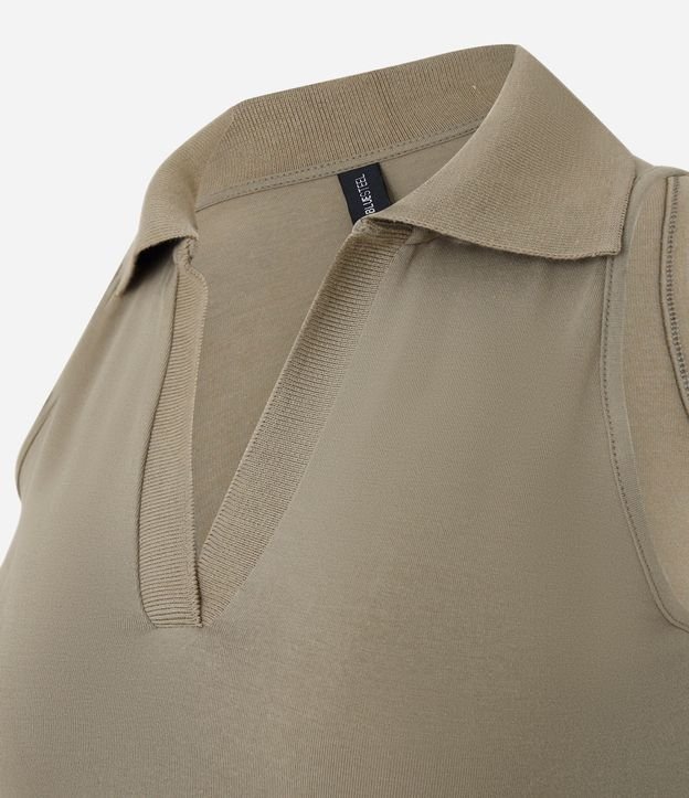 Blusa Polo en Escote V sin Mangas 5