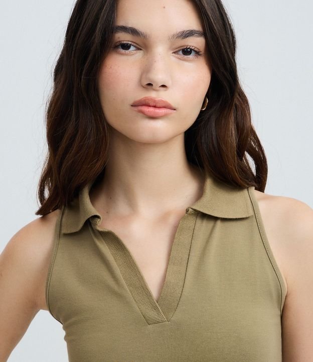 Blusa Polo en Escote V sin Mangas 3