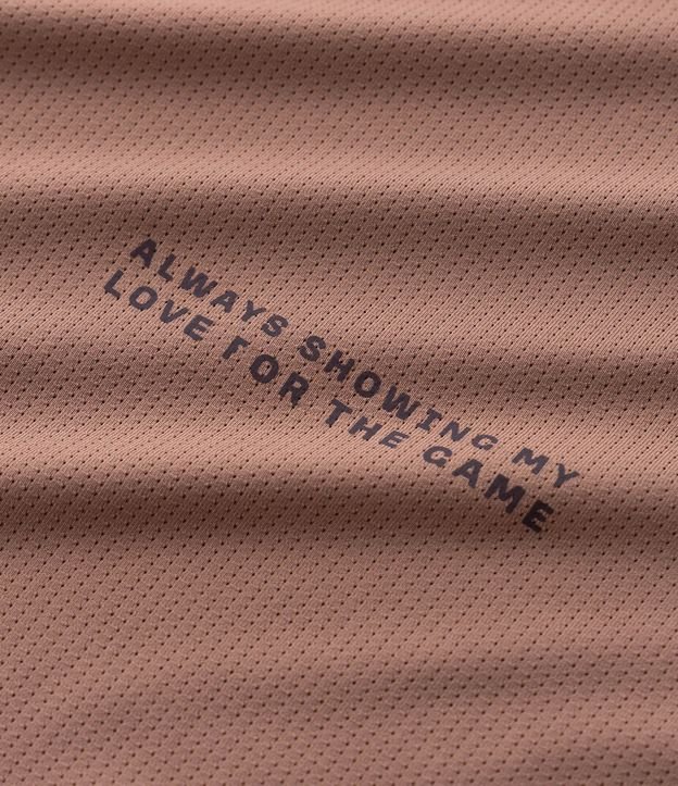 Remera Deportiva en Tecnologia Dry con Estampa Lettering Texturizada 5