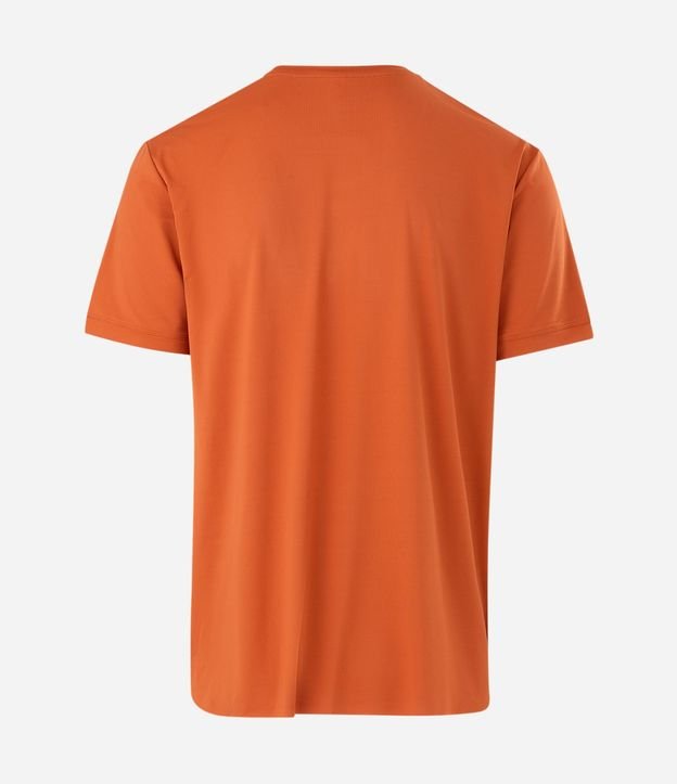 Remera Deportiva en Tecnologia Dry con Estampa Lettering Texturizada 3