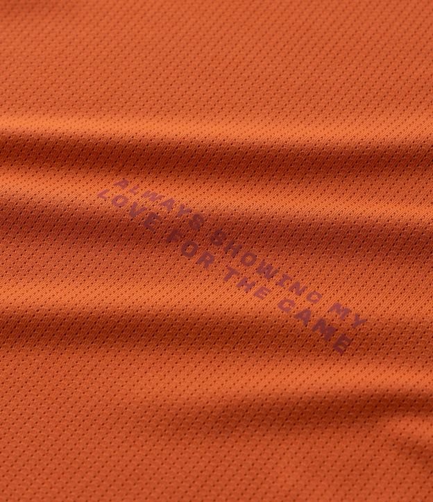 Remera Deportiva en Tecnologia Dry con Estampa Lettering Texturizada 4