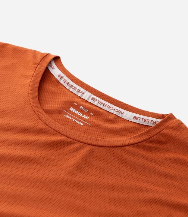 Remera Deportiva en Tecnologia Dry con Estampa Lettering Texturizada 5