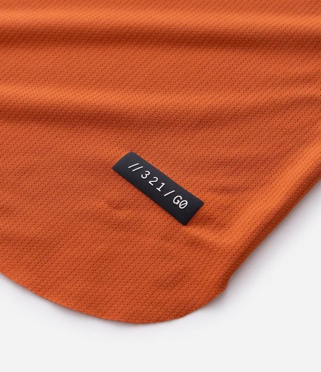 Remera Deportiva en Tecnologia Dry con Estampa Lettering Texturizada 6