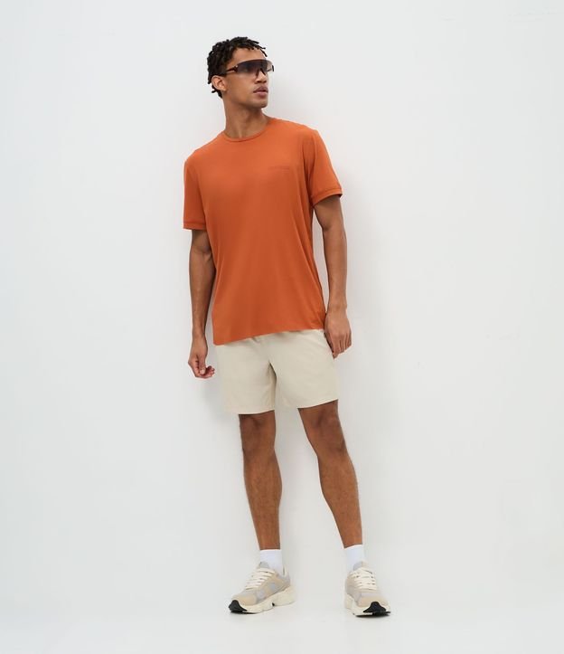 Remera Deportiva en Tecnologia Dry con Estampa Lettering Texturizada