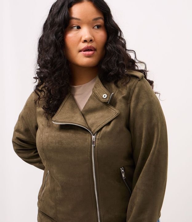 Campera Biker en Gamuza con Cremallera en los Bolsillos Curve & Plus Size 3