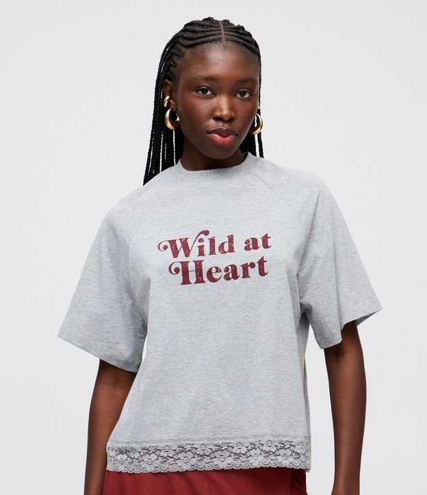Remera en Algodón con Estampado Lettering y Ruedo en Encaje