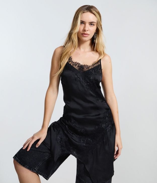 Vestido en Satén con Detalles en Encaje