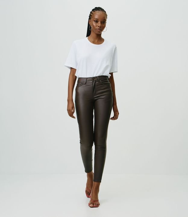 Pantalón Skinny en Sarga Resinada con Cintura Mediana