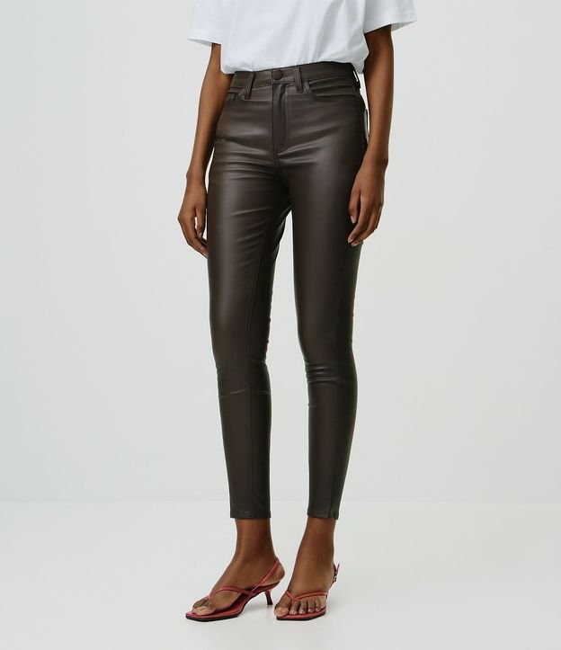 Pantalón Skinny en Sarga Resinada con Cintura Mediana 3