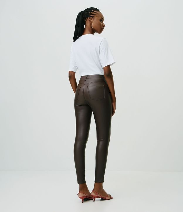 Pantalón Skinny en Sarga Resinada con Cintura Mediana 4