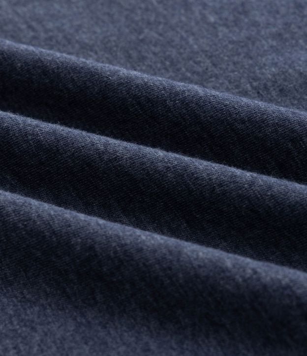 Remera Comfort en Algodón con Estampa Localizada Tropicalmente 8