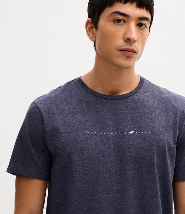 Remera Comfort en Algodón con Estampa Localizada Tropicalmente 4