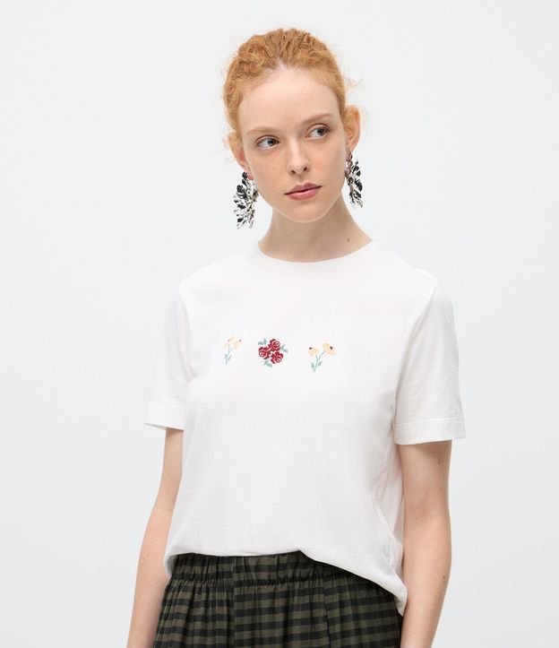 Remera con Bordado de Flores