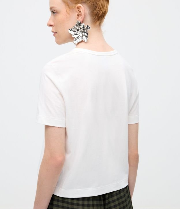 Remera con Bordado de Flores 4