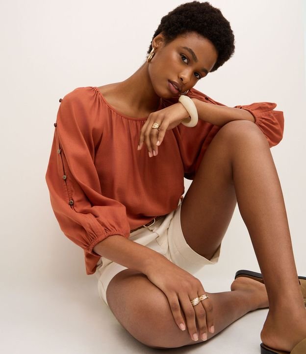 Blusa en Viscolino con Botones en las Mangas Abullonadas 6