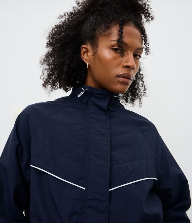 Campera Deportiva Rompe Viento con Cuello y Ruedo Ajustables 3