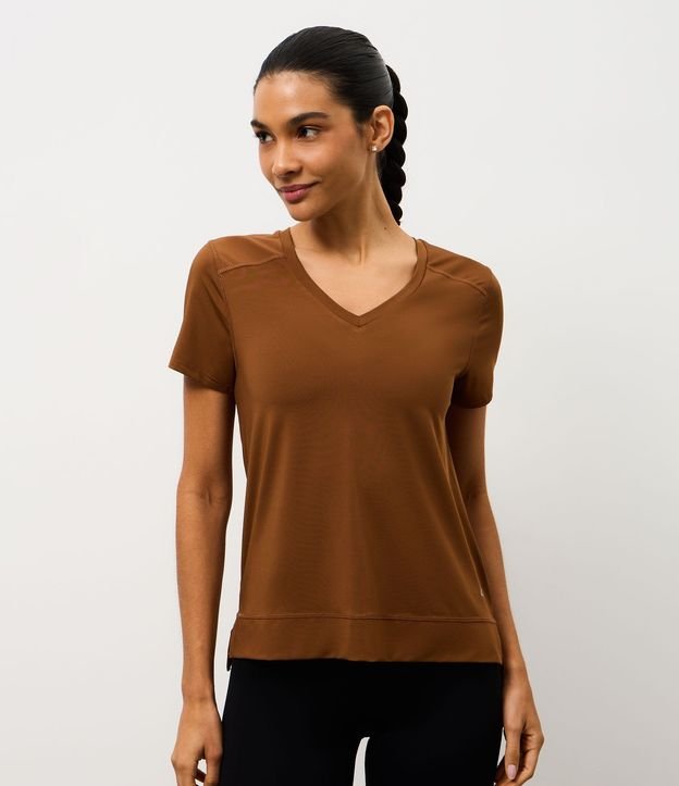 Remera Deportiva en Microfibra Agujerada con Ruedo Mullet