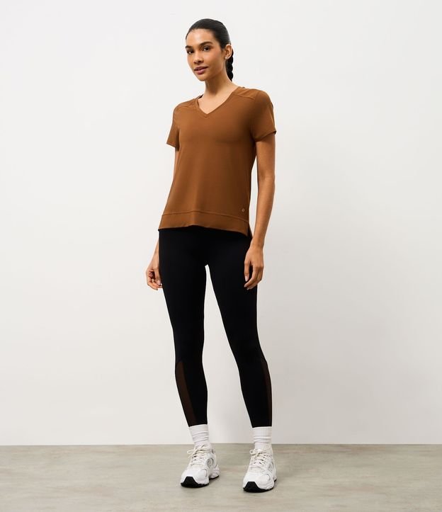 Remera Deportiva en Microfibra Agujerada con Ruedo Mullet 2