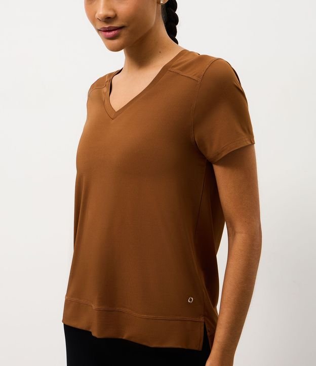Remera Deportiva en Microfibra Agujerada con Ruedo Mullet 3