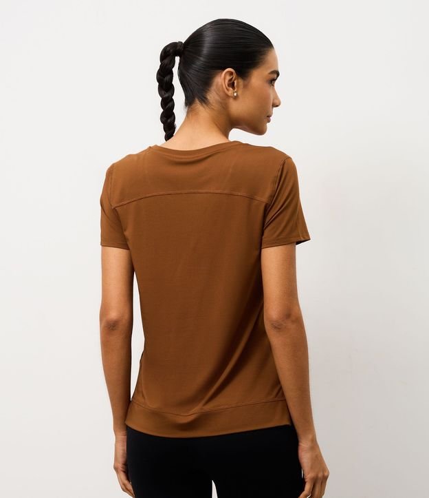 Remera Deportiva en Microfibra Agujerada con Ruedo Mullet 4