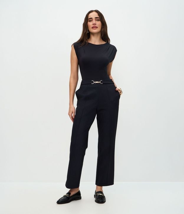Pantalón de Corte Ajustado con Detalles en la Cintura