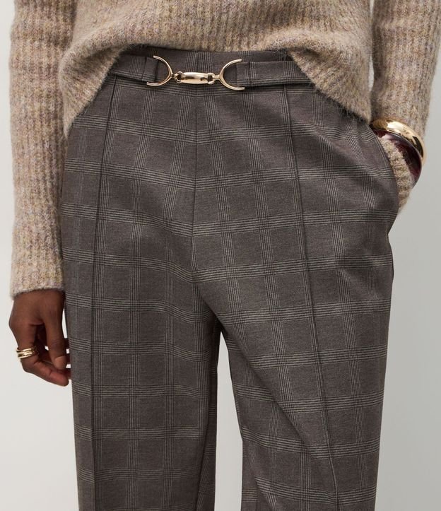 Pantalón Entallado con Estampa Escocesa y Aplique en la Cintura 4