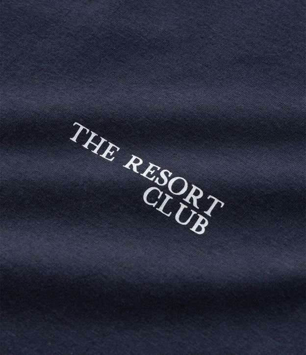 Remera en Algodón con Estampa Localizada Resort Club Silla de Playa 8