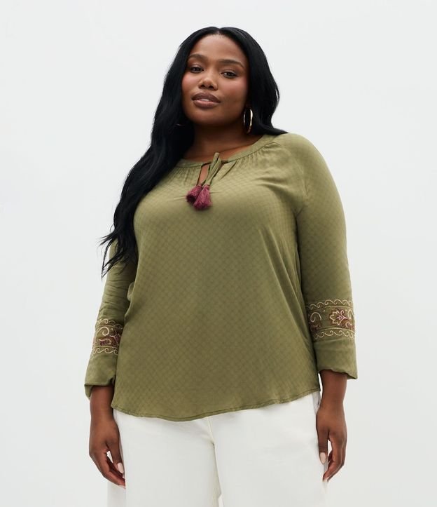 Bata Alargada en Chalis con Borla y Bordado Étnico  Curve & Plus Size