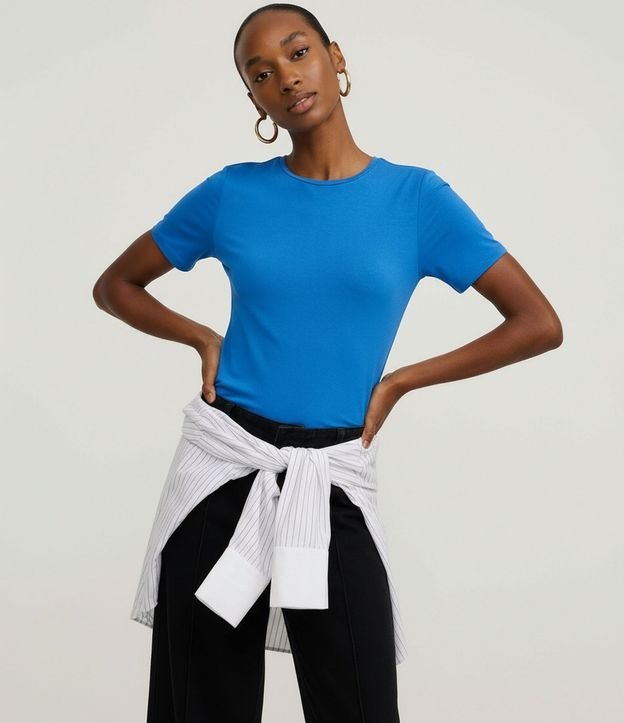 Blusa Básica en Viscosa con Escote Redondo 4