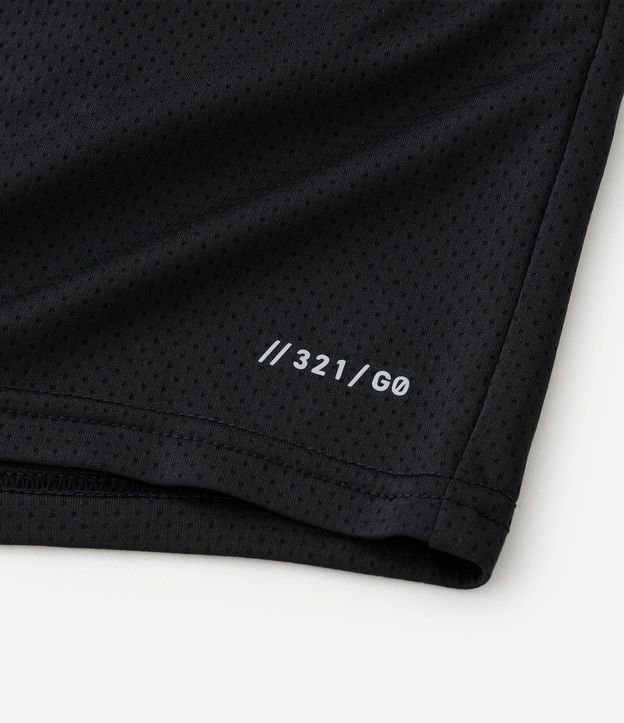 Bermuda Lisa en Microfibra con Textura de Perforaciones 12