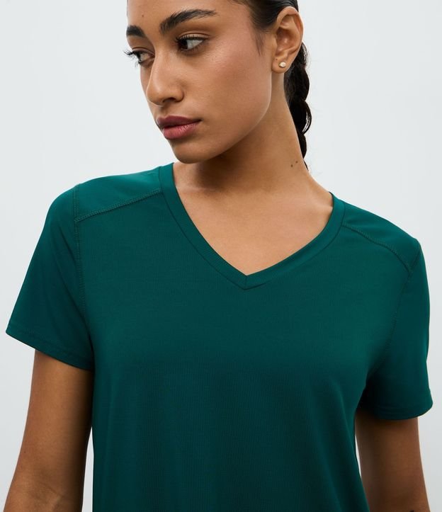 Remera Deportiva en Microfibra Agujerada con Ruedo Mullet 3